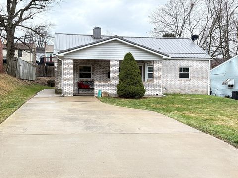 Photo of 210 Carson St, Springdale, PA 15144 (MLS # 1736757)