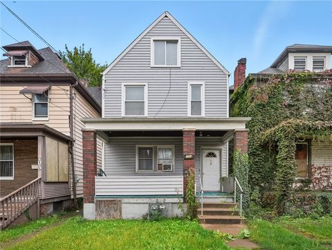 Photo of 705 Russellwood Ave, Mc Kees Rocks, PA 15136 (MLS # 1725263)