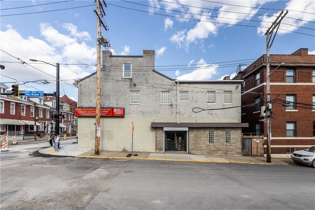 1700 Forbes Ave