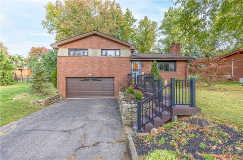 Photo of 624 Fort Couch Rd, Pittsburgh, PA 15241 (MLS # 1744564)