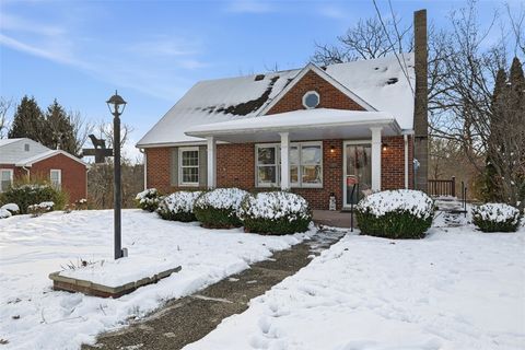 Photo of 76 Valleyview Dr, Ambridge, PA 15003 (MLS # 1733763)