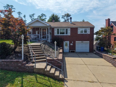 Homes For Sale - 922 Lindberg Ave Ave<br/> Lincoln Place, PA 15120