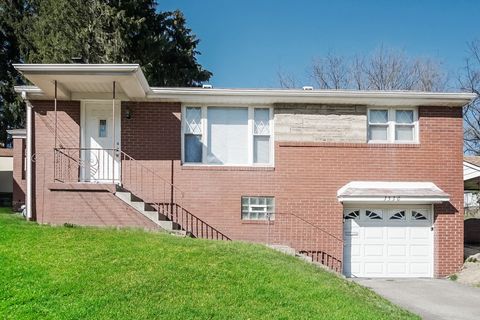 Photo of 3530 Pinewood Dr, Homestead, PA 15120 (MLS # 1740300)