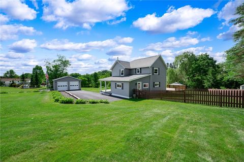 Photo of 214 Willow Run Dr, Butler, PA 16001 (MLS # 1760562)