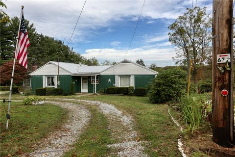 Photo of 672 Tulip Dr, New Brighton, PA 15066 (MLS # 1725208)