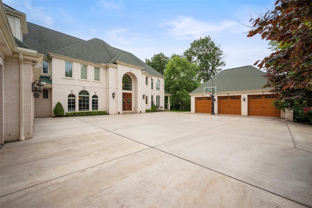 406 Blackstone Ln