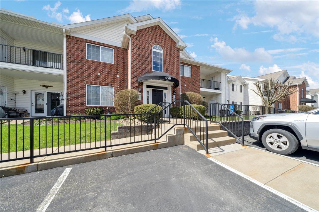 550 Hidden Ridge Court Ct #203, South Park, Pennsylvania image 2