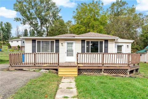 Photo of 255 Broadlawn Dr, Elizabeth, PA 15037 (MLS # 1724182)