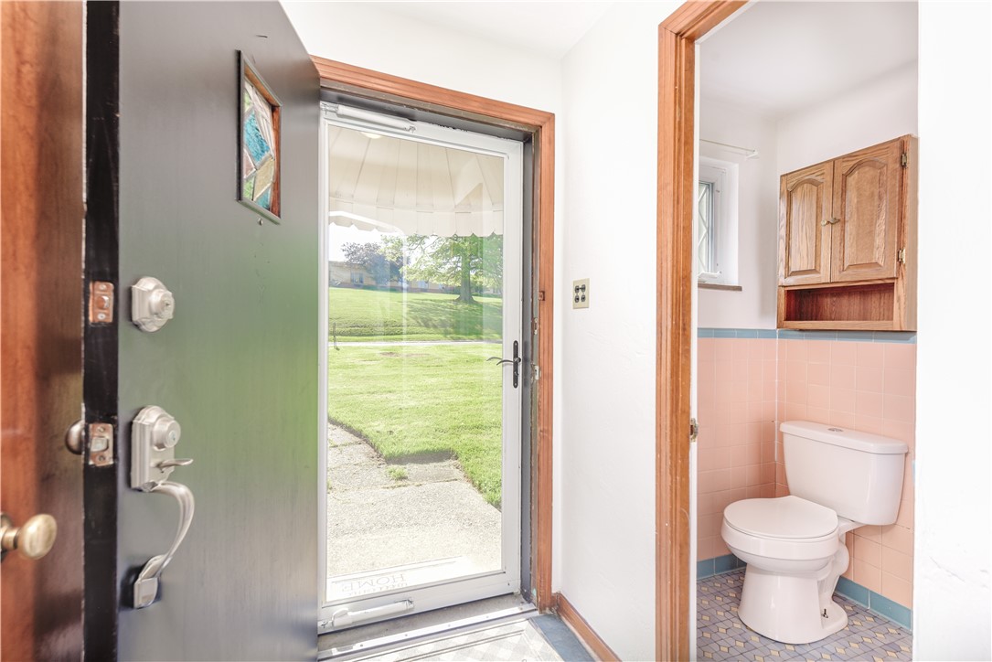 5251 Meadowgreen Drive Dr, Whitehall, Pennsylvania image 3
