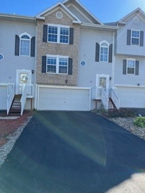 Photo of 517 Ten Point Ln, Cranberry Twp, PA 16066 (MLS # 1725153)