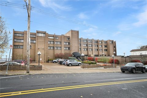 Photo of 1000 Grandview Ave #401, Pittsburgh, PA 15211 (MLS # 1733520)