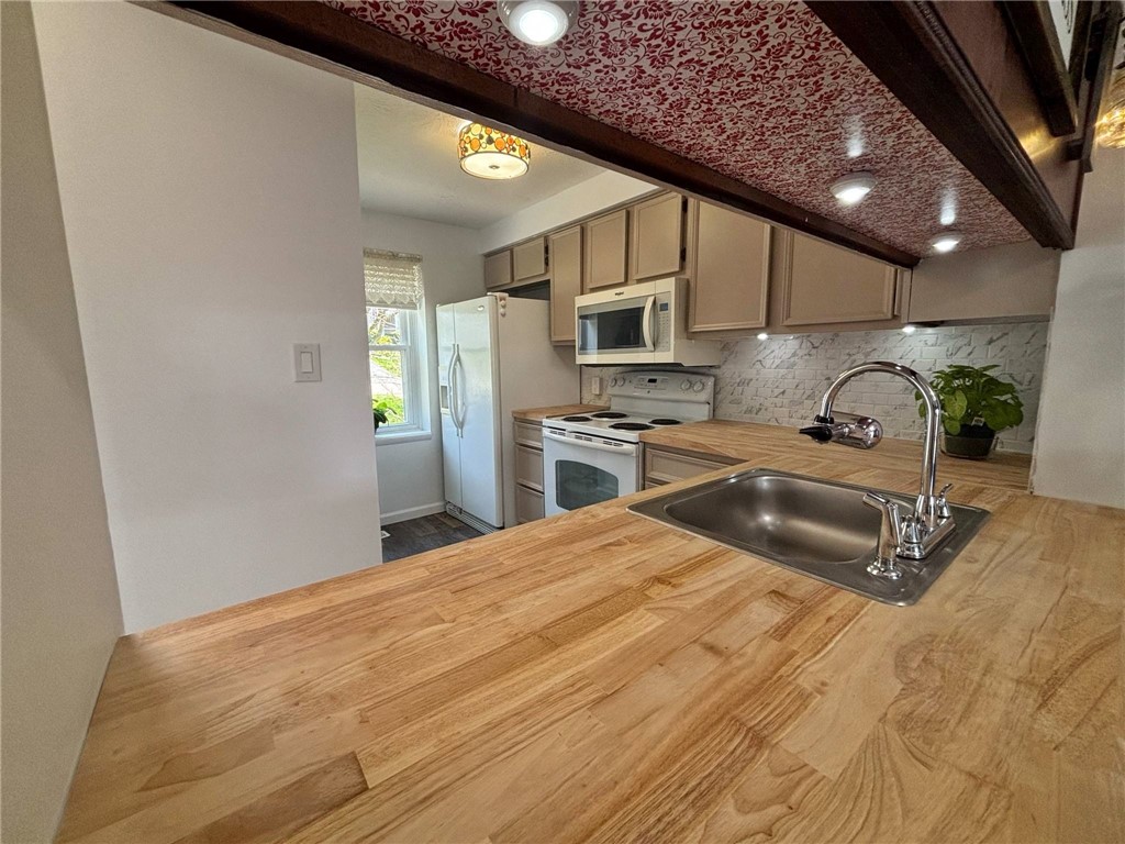 42 Shadow Dr Dr, Whitehall, Pennsylvania image 4