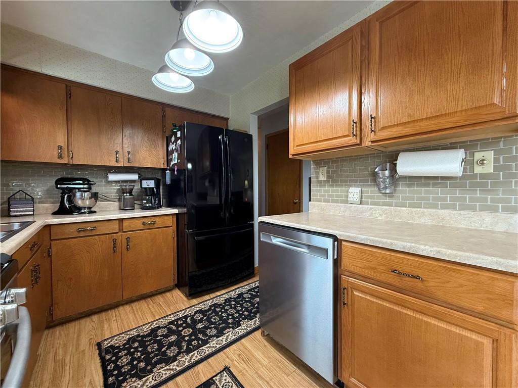 Clark Boro, Pennsylvania 16150, United States, 3 Bedrooms Bedrooms, ,2 BathroomsBathrooms,Residential,Contingent,196454