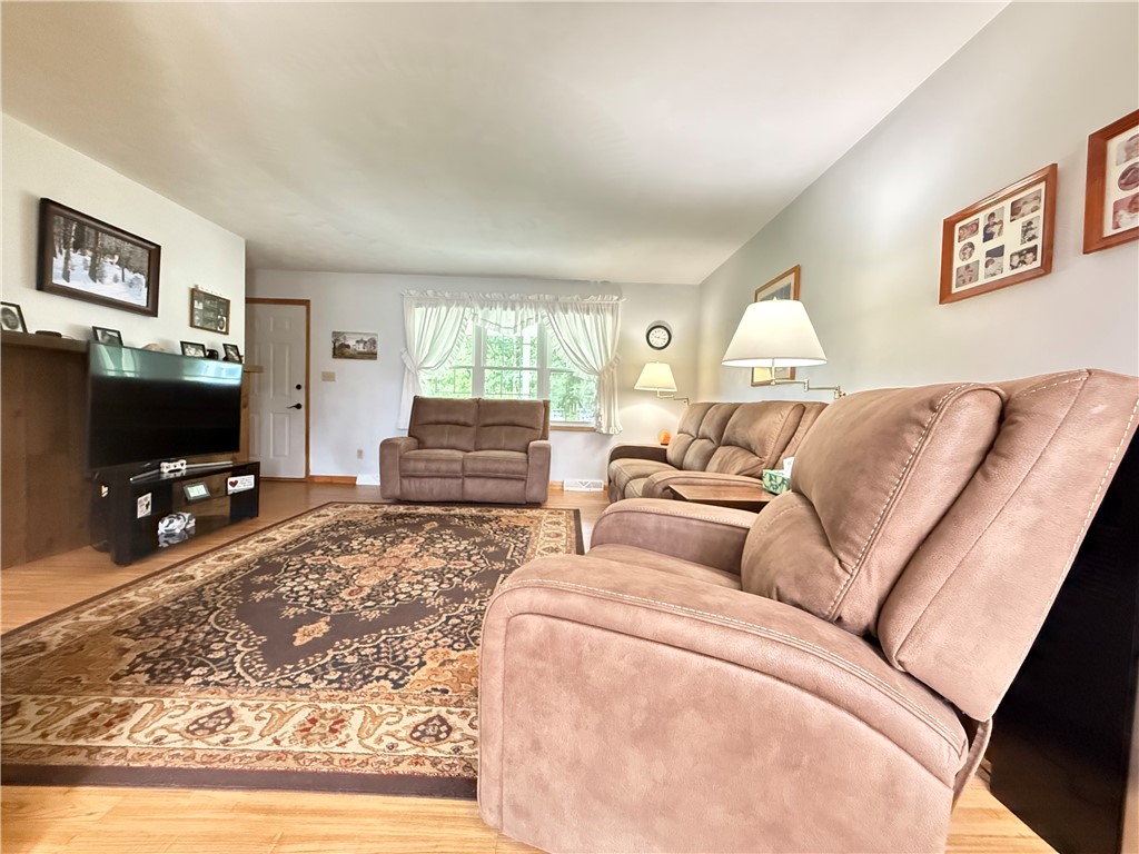 Clark Boro, Pennsylvania 16150, United States, 3 Bedrooms Bedrooms, ,2 BathroomsBathrooms,Residential,Contingent,196454