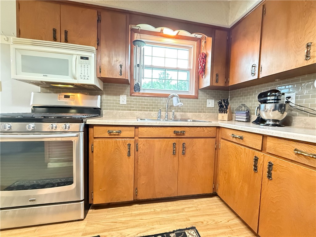 Clark Boro, Pennsylvania 16150, United States, 3 Bedrooms Bedrooms, ,2 BathroomsBathrooms,Residential,Contingent,196454