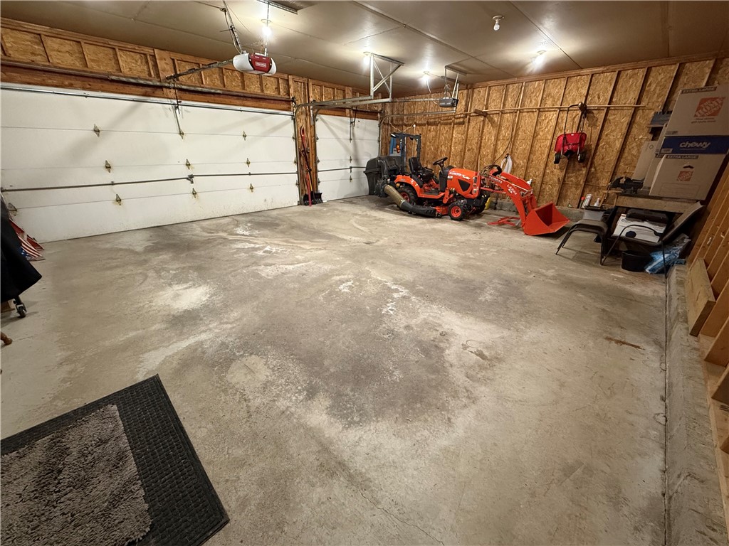 Clark Boro, Pennsylvania 16150, United States, 3 Bedrooms Bedrooms, ,2 BathroomsBathrooms,Residential,Contingent,196454