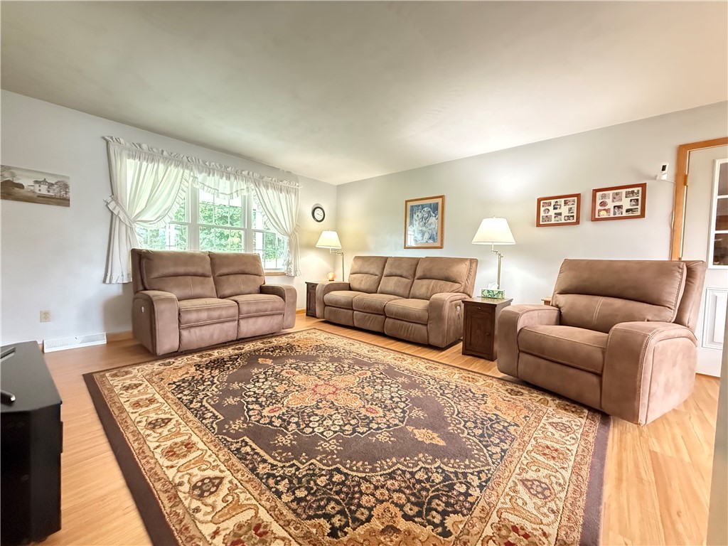 Clark Boro, Pennsylvania 16150, United States, 3 Bedrooms Bedrooms, ,2 BathroomsBathrooms,Residential,Contingent,196454