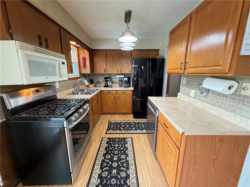 Clark Boro, Pennsylvania 16150, United States, 3 Bedrooms Bedrooms, ,2 BathroomsBathrooms,Residential,Contingent,196454