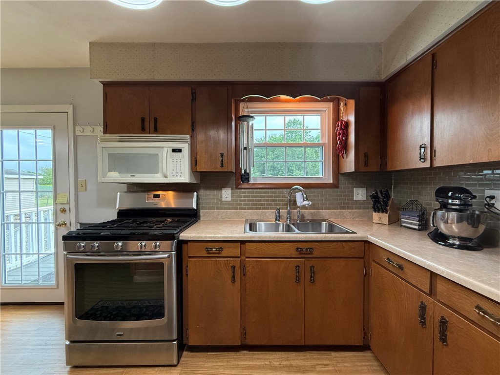 Clark Boro, Pennsylvania 16150, United States, 3 Bedrooms Bedrooms, ,2 BathroomsBathrooms,Residential,Contingent,196454