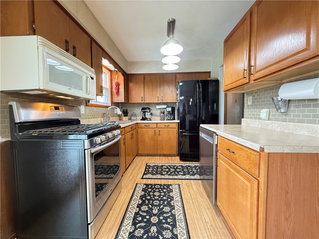 Clark Boro, Pennsylvania 16150, United States, 3 Bedrooms Bedrooms, ,2 BathroomsBathrooms,Residential,Contingent,196454