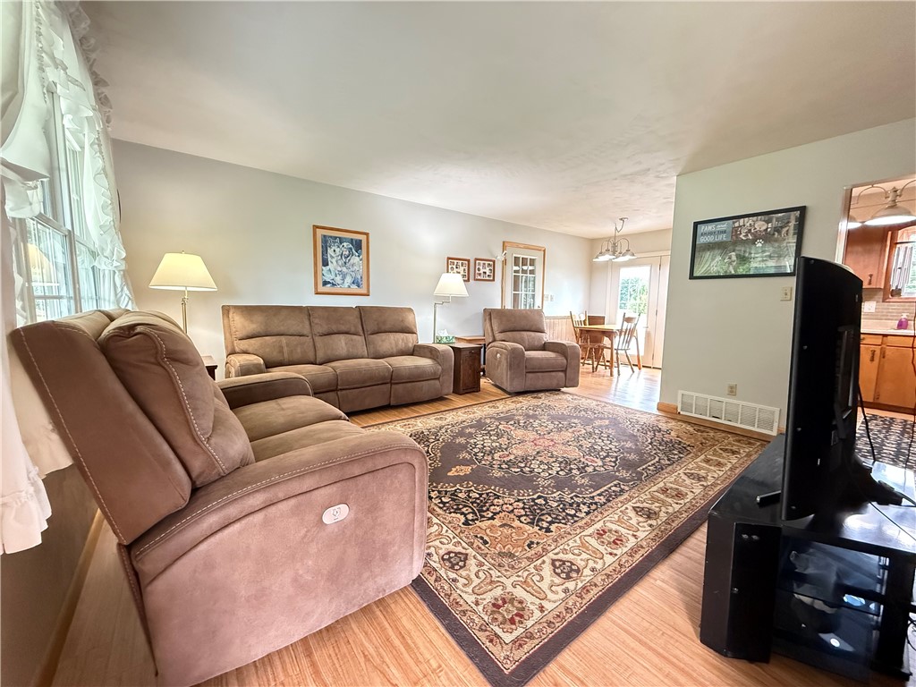 Clark Boro, Pennsylvania 16150, United States, 3 Bedrooms Bedrooms, ,2 BathroomsBathrooms,Residential,Contingent,196454