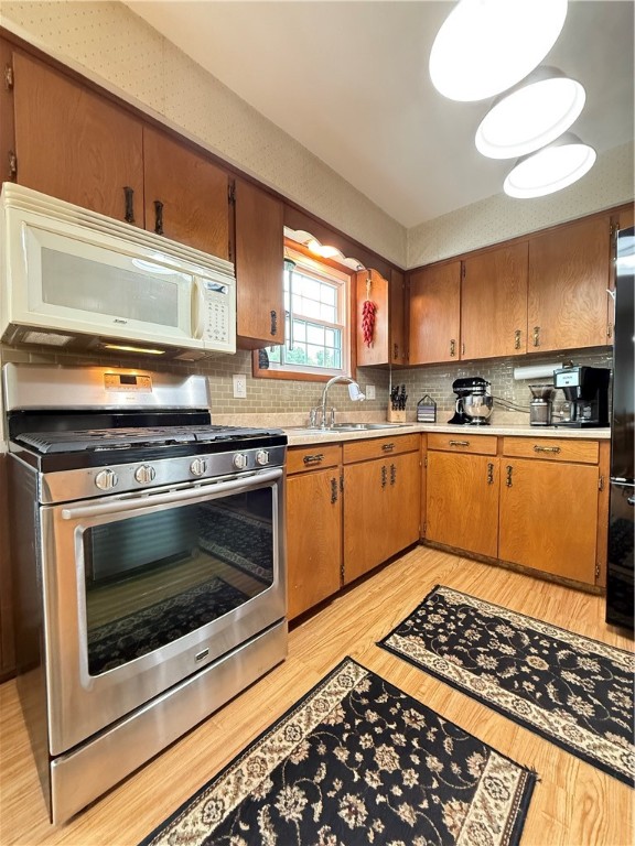 Clark Boro, Pennsylvania 16150, United States, 3 Bedrooms Bedrooms, ,2 BathroomsBathrooms,Residential,Contingent,196454