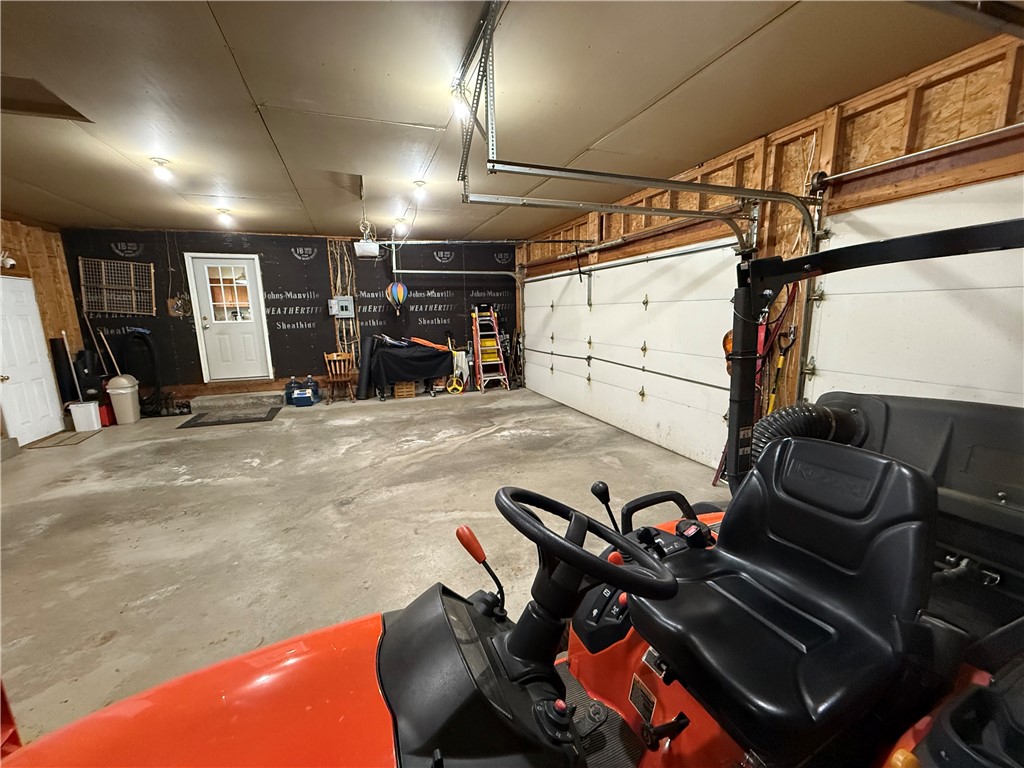 Clark Boro, Pennsylvania 16150, United States, 3 Bedrooms Bedrooms, ,2 BathroomsBathrooms,Residential,Contingent,196454