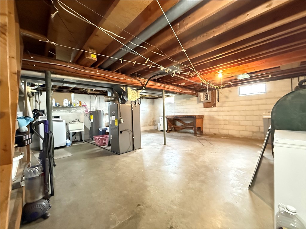 Clark Boro, Pennsylvania 16150, United States, 3 Bedrooms Bedrooms, ,2 BathroomsBathrooms,Residential,Contingent,196454