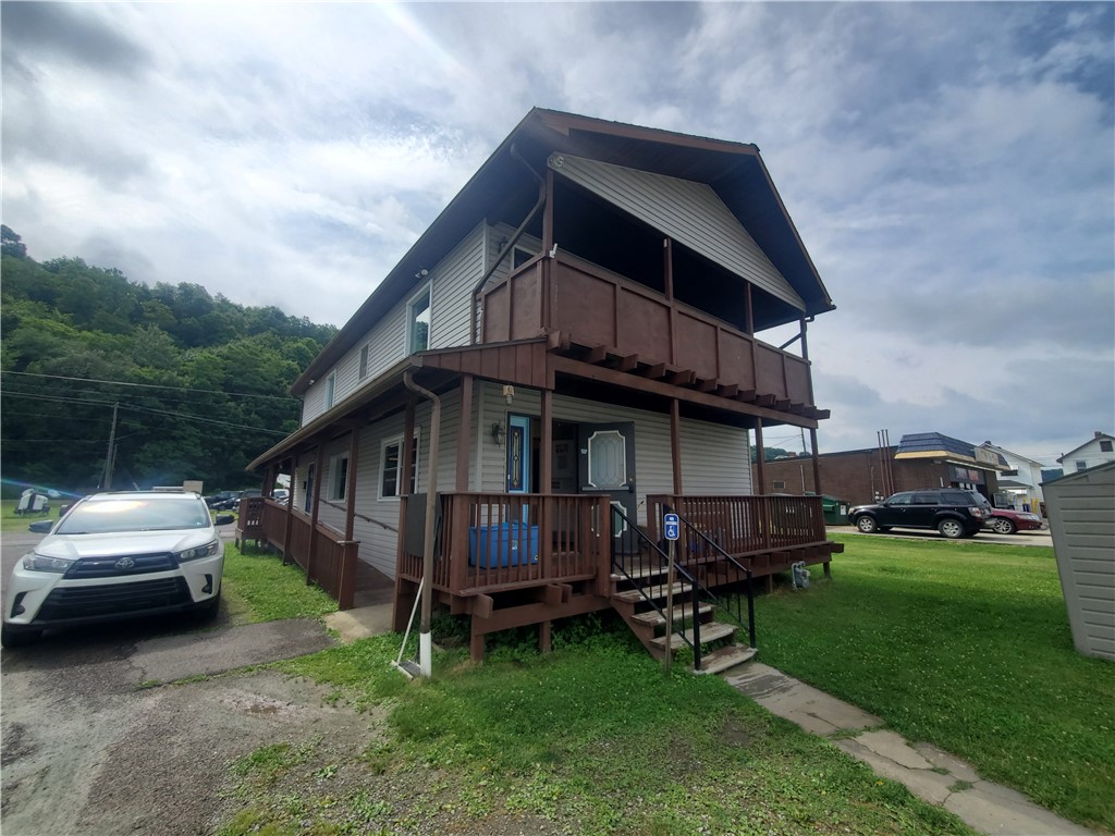 Photo 1 of 21 — 1410 5th Ave, Ford City Boro, PA 16226