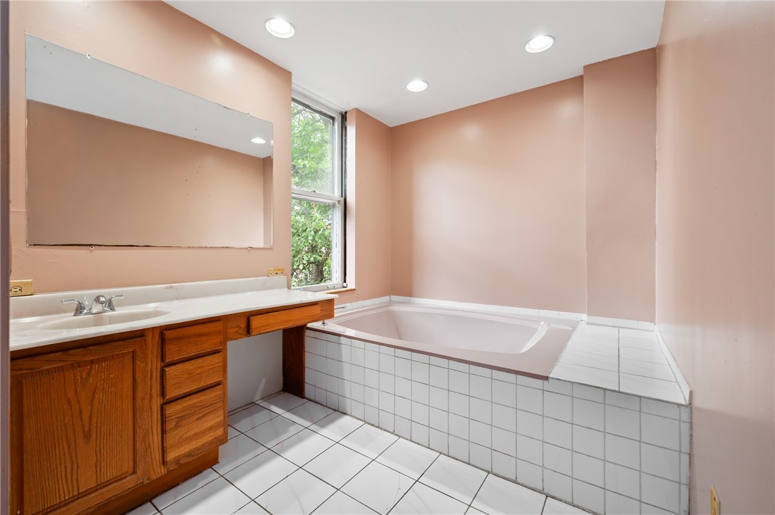 Oakland, Pennsylvania 15213, United States, 4 Bedrooms Bedrooms, ,2 BathroomsBathrooms,Residential,Active,150549