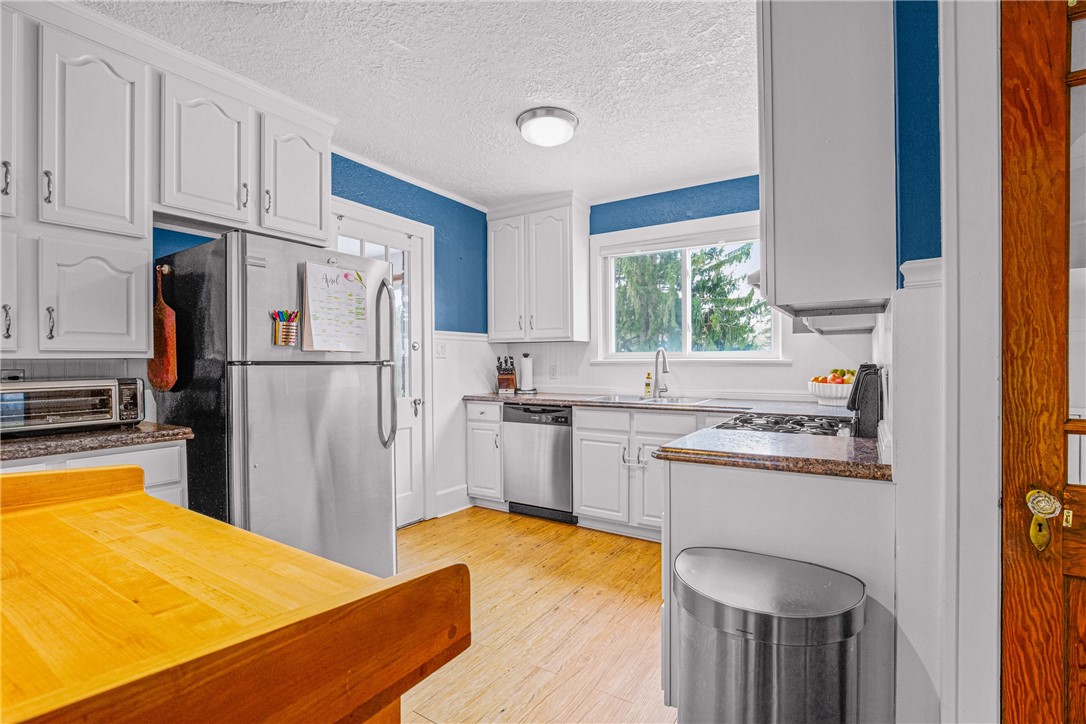 Windber, Pennsylvania 15963, United States, 4 Bedrooms Bedrooms, ,3 BathroomsBathrooms,Residential,Pending,105764