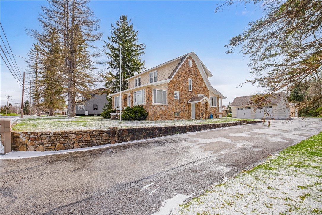 Windber, Pennsylvania 15963, United States, 4 Bedrooms Bedrooms, ,3 BathroomsBathrooms,Residential,Pending,105764