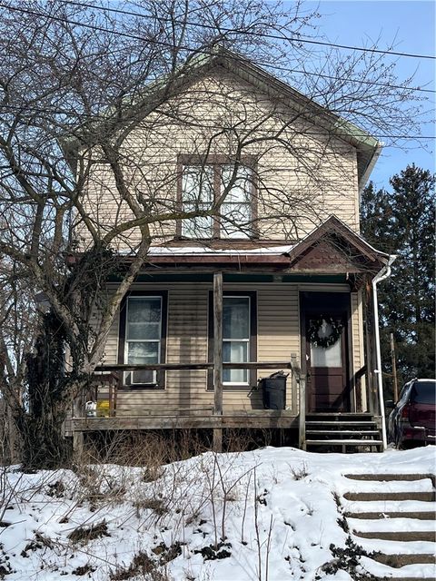Photo of 809 Franklin Ave, New Castle, PA 16101 (MLS # 1763130)