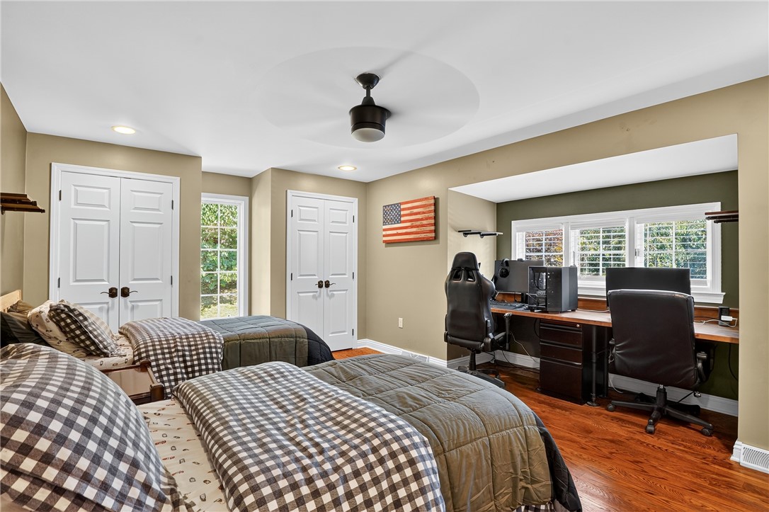 St Clair, Pennsylvania 15241, United States, 4 Bedrooms Bedrooms, ,4 BathroomsBathrooms,Residential,Pending,195870