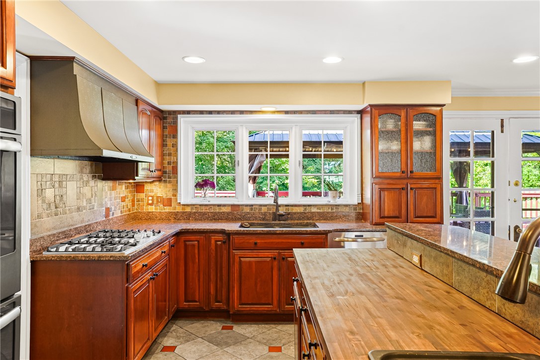 St Clair, Pennsylvania 15241, United States, 4 Bedrooms Bedrooms, ,4 BathroomsBathrooms,Residential,Pending,195870