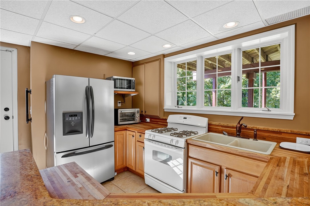 St Clair, Pennsylvania 15241, United States, 4 Bedrooms Bedrooms, ,4 BathroomsBathrooms,Residential,Pending,195870