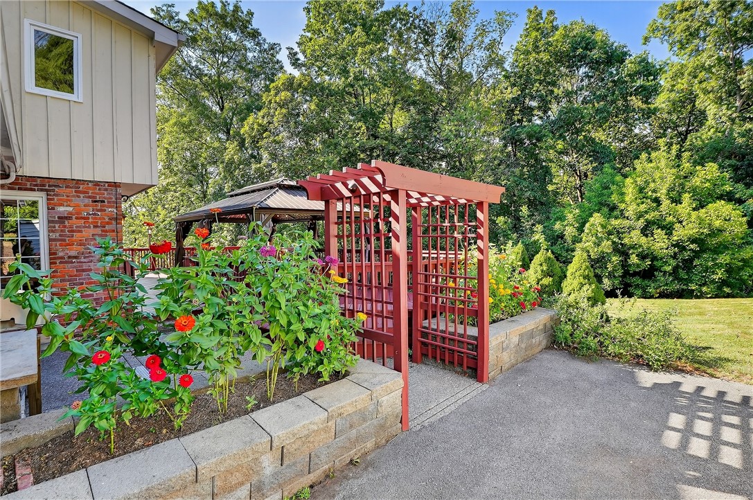 St Clair, Pennsylvania 15241, United States, 4 Bedrooms Bedrooms, ,4 BathroomsBathrooms,Residential,Pending,195870