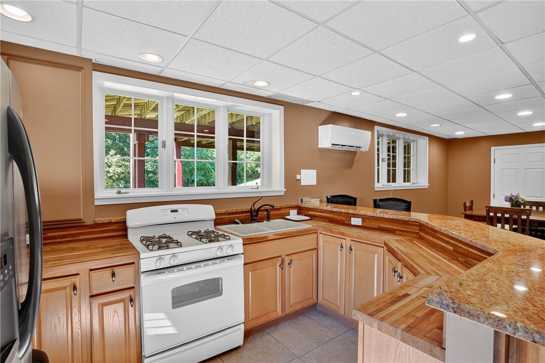 St Clair, Pennsylvania 15241, United States, 4 Bedrooms Bedrooms, ,4 BathroomsBathrooms,Residential,Pending,195870