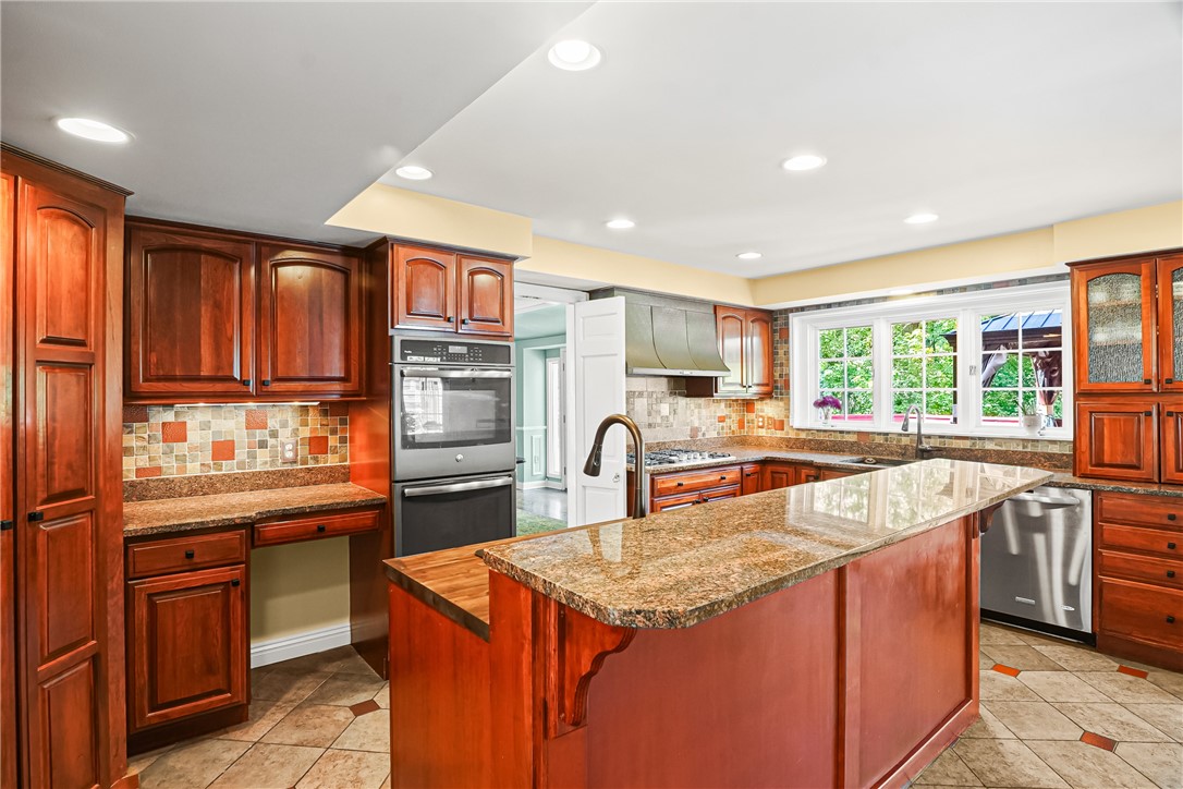 St Clair, Pennsylvania 15241, United States, 4 Bedrooms Bedrooms, ,4 BathroomsBathrooms,Residential,Pending,195870