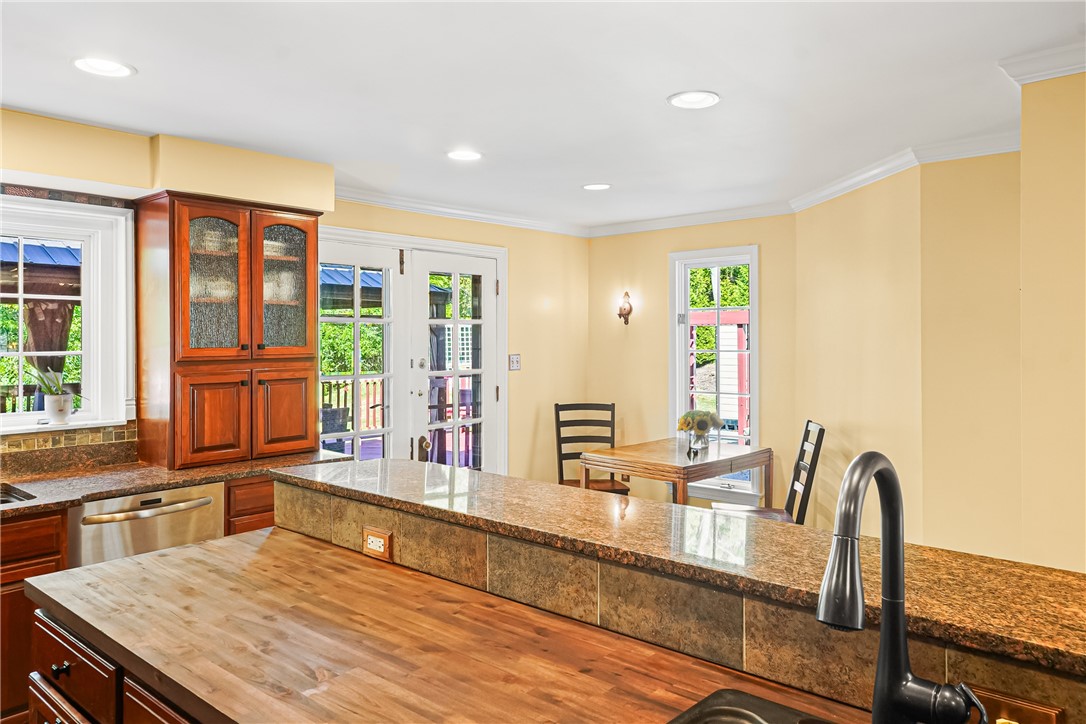 St Clair, Pennsylvania 15241, United States, 4 Bedrooms Bedrooms, ,4 BathroomsBathrooms,Residential,Pending,195870