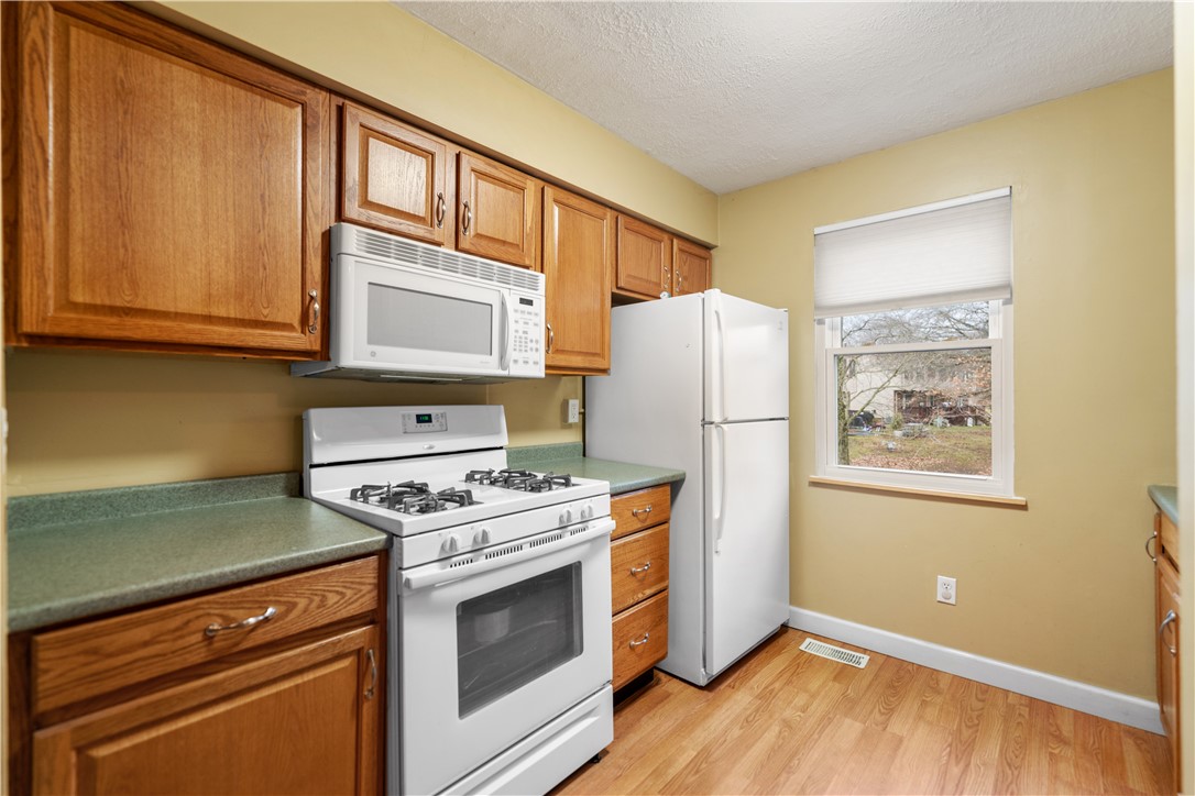 Seven Fields Boro, Pennsylvania 16046, United States, 2 Bedrooms Bedrooms, ,2 BathroomsBathrooms,Residential,Contingent,1203