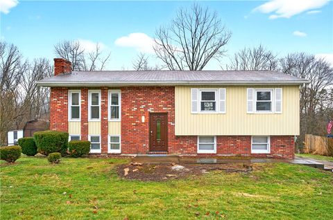 Photo of 113 Redbud Dr, Beaver Falls, PA 15010 (MLS # 1737125)
