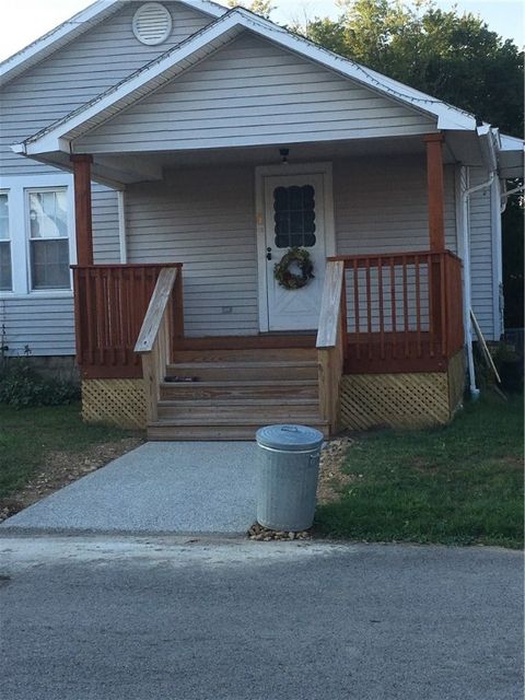 Photo of 220 Short Ave, Ellwood City, PA 16117 (MLS # 1725744)