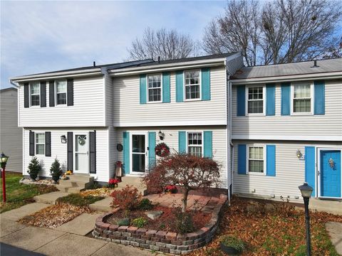 Photo of 332 Parkwood Dr, Cranberry Twp, PA 16066 (MLS # 1739277)