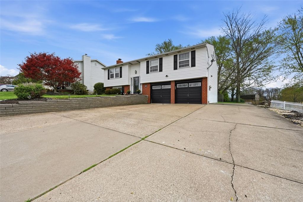 Photo of 108 Cranbrooke Dr, Coraopolis, PA 15108 (MLS # 1749520)