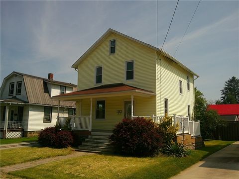 Photo of 152 E Garrett St, Somerset, PA 15501 (MLS # 1724345)