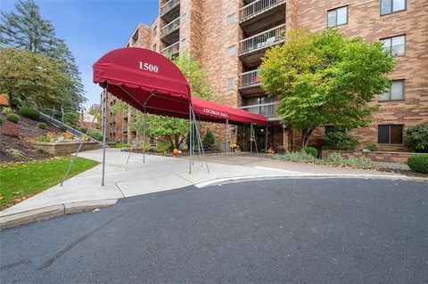 Photo of 1500 Cochran Rd #700, Pittsburgh, PA 15243 (MLS # 1743917)
