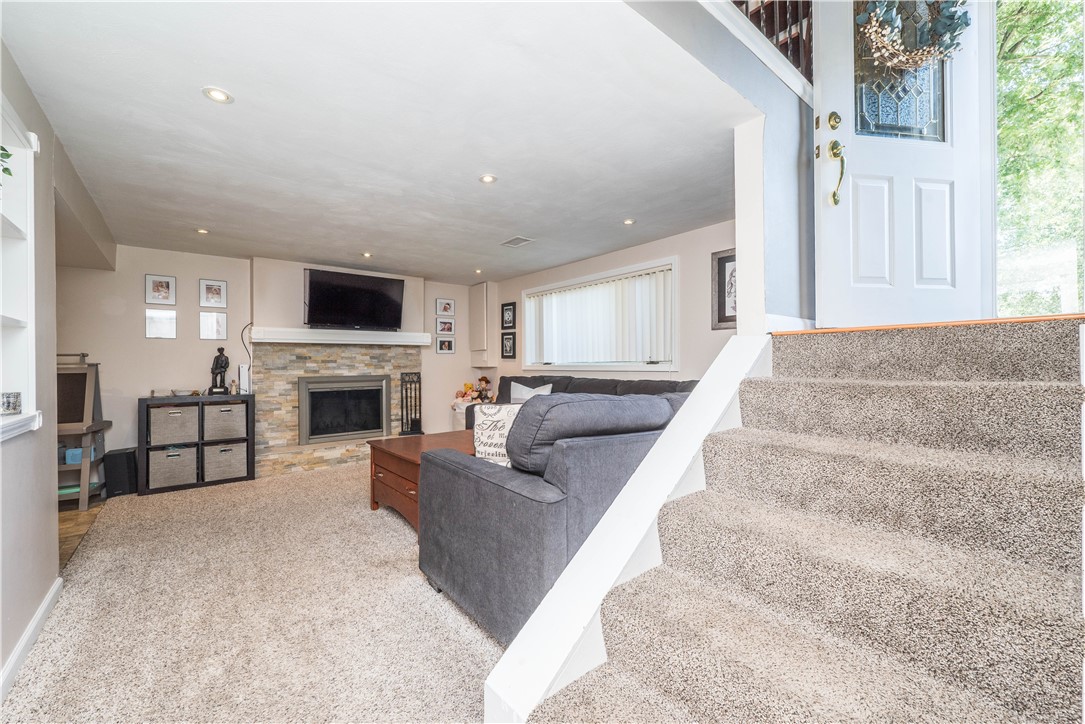 Cecil, Pennsylvania 15317, United States, 3 Bedrooms Bedrooms, ,2 BathroomsBathrooms,Residential,Contingent,186675