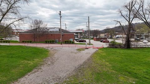 Photo of 10 W Woodland Ave, Oakmont, PA 15139 (MLS # 1746644)