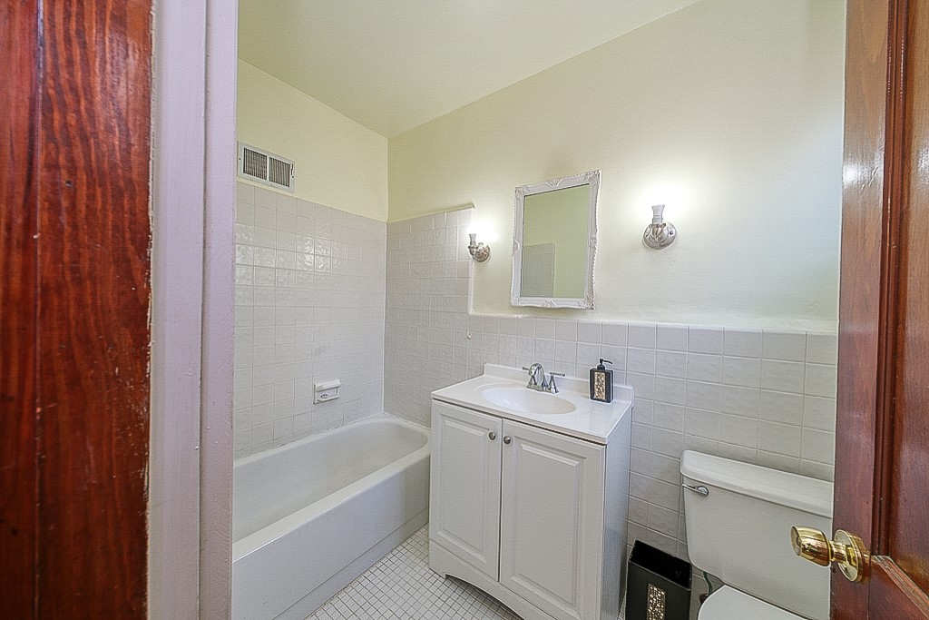 Mt Washington, Pennsylvania 15211, United States, 3 Bedrooms Bedrooms, ,2 BathroomsBathrooms,Residential,Pending,47725